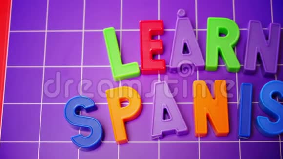 学习西班牙语字母表磁铁字母视频的预览图