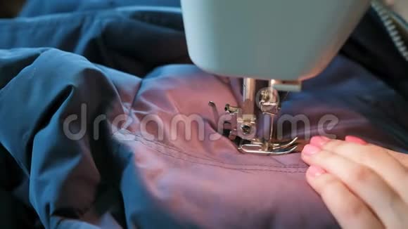 距骨的特写的手缝到蓝色夹克皮革插入缝制马什视频的预览图