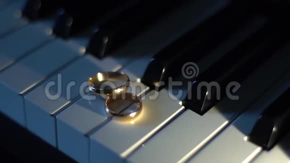 琴键上的结婚戒指视频的预览图