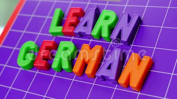 学习磁铁字母的德语字母表视频的预览图