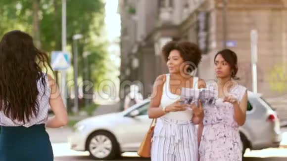 带城市导游的旅游妇女寻求帮助视频的预览图