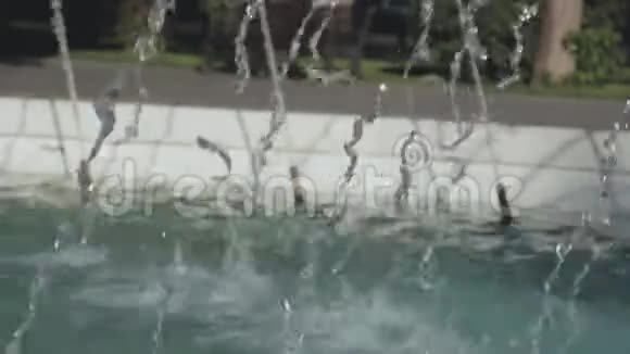 特写喷泉喷泉的运动花园中的喷泉视频的预览图