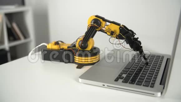 带有笔记本的机器人手臂智能机械手实验工业机器人模型视频的预览图