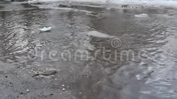 洪水淹没了道路路上有垃圾和纸船缓慢运动的泉水视频的预览图