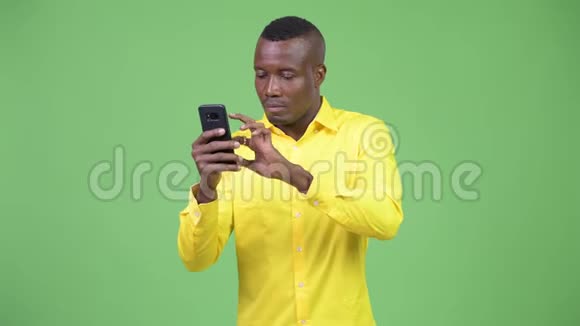 年轻的非洲商人用电话接坏消息视频的预览图