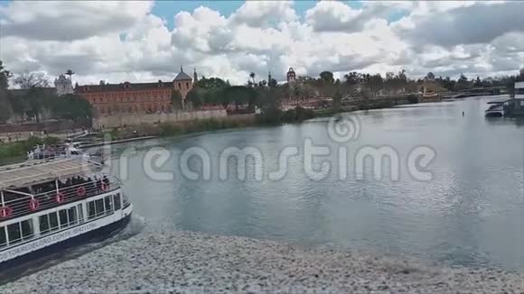 在塞维利亚的瓜达尔奎维尔河上巡航视频的预览图