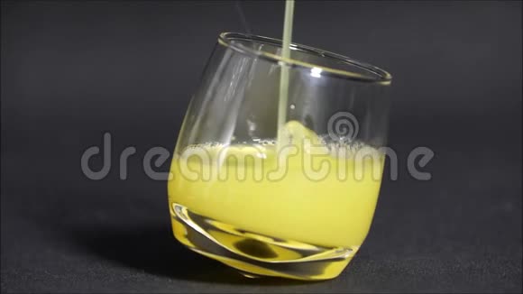 上一杯橙汁视频的预览图