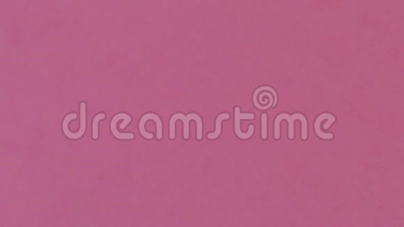 纸空粉红色背景通过对角线并让位于蓝色视频的预览图