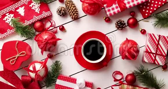 咖啡周围的圣诞装饰品和礼物视频的预览图