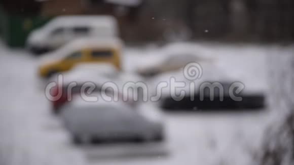 停车场模糊背景下的大雪视频的预览图