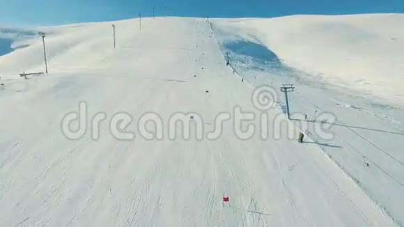 滑雪者在滑雪道旁行走视频的预览图