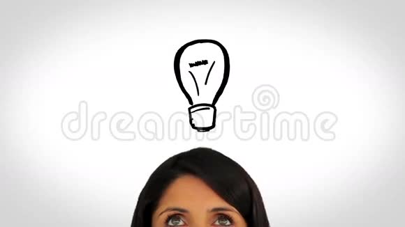 在女人头上出现的灯泡动画视频的预览图