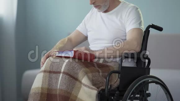 残疾老人带着照片回顾相册失踪亲属视频的预览图