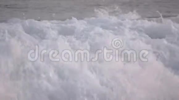 巨大美丽的泡沫波印度洋特写视频的预览图