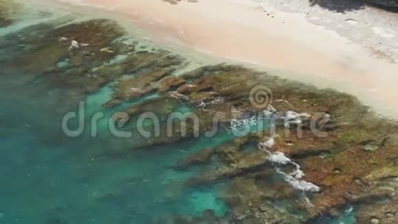 美丽的石头海岸的破碎海滩上的努沙佩尼达岛印度尼西亚视频的预览图