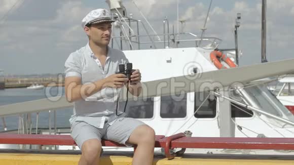 上尉用望远镜看海洋概念视频的预览图