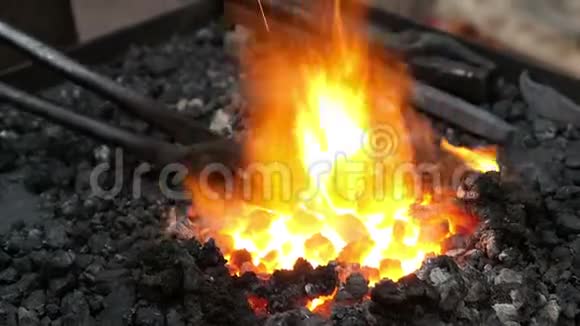 在史密斯家开火煤的橙色红色火焰视频的预览图