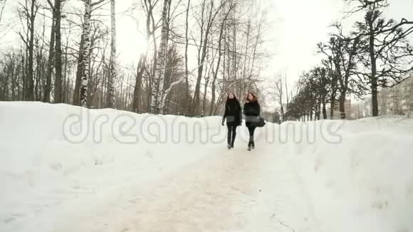 冬天没有头饰的两个女孩去交流视频的预览图