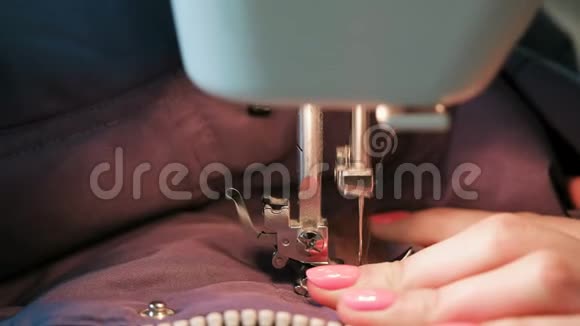 缝纫的手缝到蓝色夹克皮革插入缝马什侧视视频的预览图