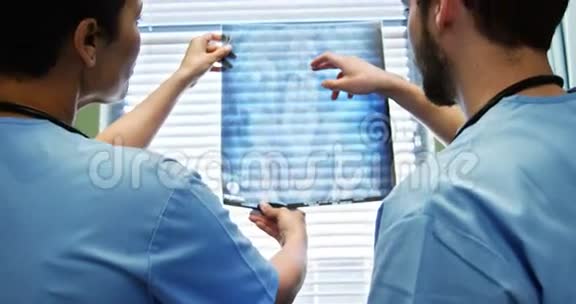 两个正在研究x光的医生视频的预览图