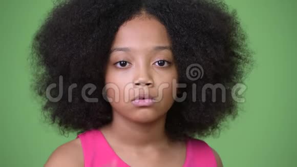 年轻可爱的非洲女孩手指着嘴唇视频的预览图