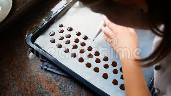 年轻的糕点用糕点包做巧克力棒是代表自制糕点的理想选择视频的预览图