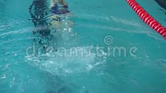 动作女运动员背在水下游泳视频的预览图
