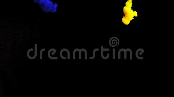 在黑色背景上的水中油漆水中的墨水溶解了一层黑色背景上的黄色蓝色丙烯酸颜料视频的预览图