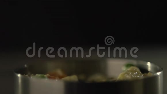 勺子把含羞草沙拉放进锡缸里视频的预览图