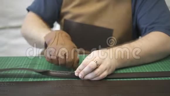 美国企业家在照明室的办公桌上用真皮革工作视频的预览图