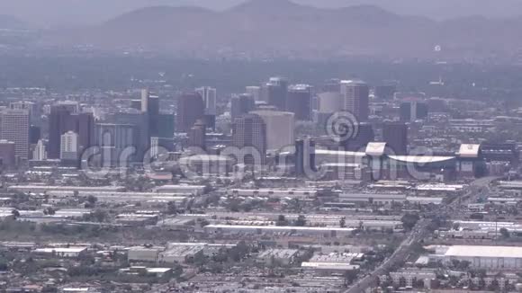亚利桑那州凤凰城从南山顶望到凤凰城天际线视频的预览图