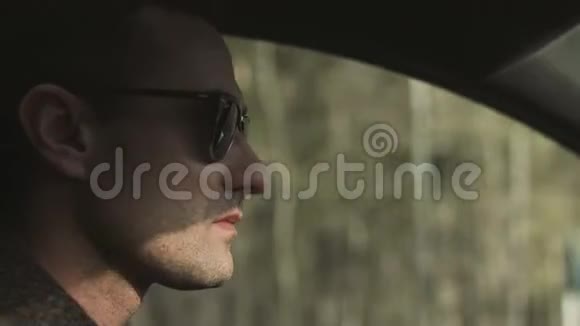 男子驾驶汽车上路严重成功脸贴脸视频的预览图