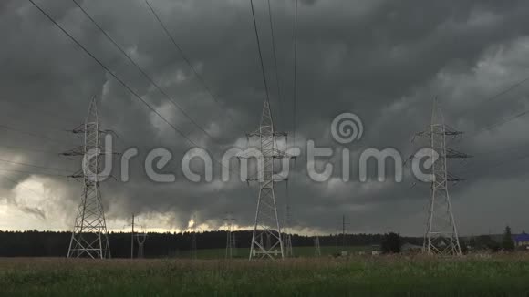 乌云在电力塔上飘过天空视频的预览图