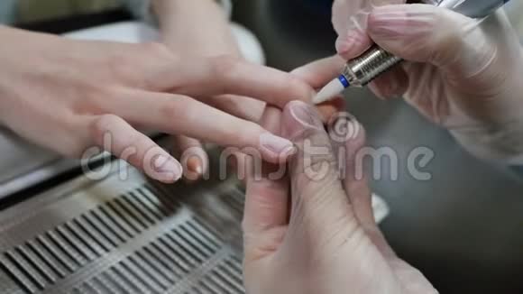 移除旧盖子女人手在修指甲视频的预览图