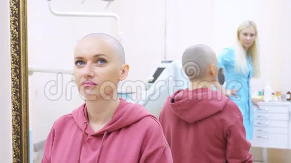 秃头的女人在一家诊所里和一位医生会诊毛学肿瘤学脱发学的概念视频的预览图