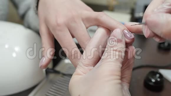 设计并用图纸绘制钉子女人手在修指甲视频的预览图