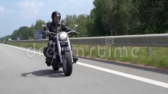 Biker正笔直地骑在高速公路上视频的预览图