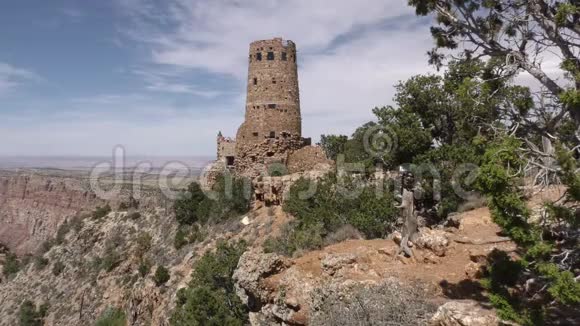 亚利桑那州大峡谷南缘沙漠景观瞭望塔的侧景视频的预览图