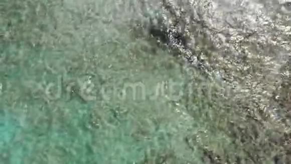 空中无人机观看标志性的Balos海滩和Grumvesa岛附近的泻湖有绿松石清澈的大海和纯净的白沙克里特岛视频的预览图