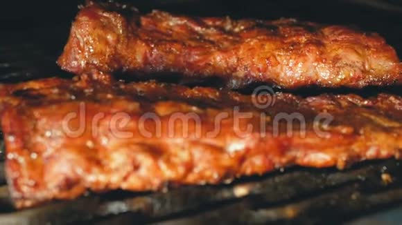 烧烤的排骨躺在烤架上多汁的肉菜视频的预览图