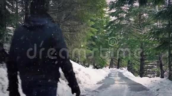 在降雪时人在路上行走视频的预览图