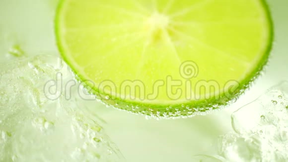 清爽的饮料与气泡与冰和石灰相互作用加柠檬的冷鸡尾酒视频的预览图