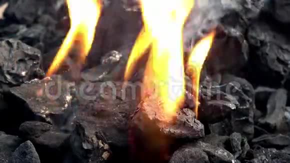 4K烧烤用炭火烟雾和火焰烤肉用的热煤和火焰视频的预览图