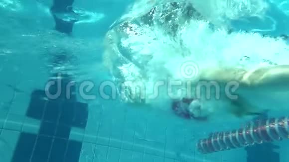 游泳池中女孩跳跃的水下视图慢动作视频的预览图