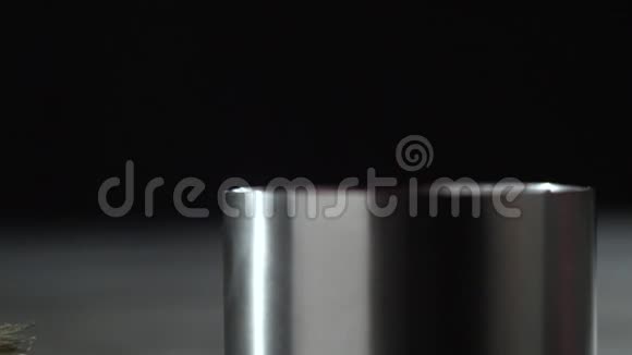 维奈格雷特勺子被放置在一个铁模里视频的预览图