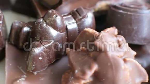 黑色背景下的巧克力和可可关闭高角度视角视频的预览图