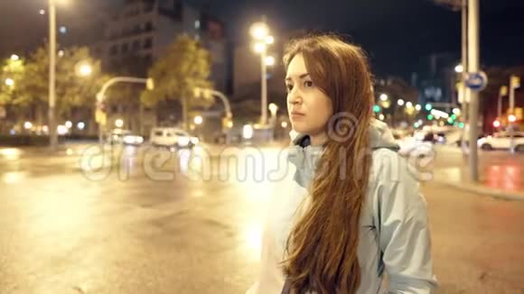 劳累的女孩下班后走在黑暗的街道上夜城生活视频的预览图