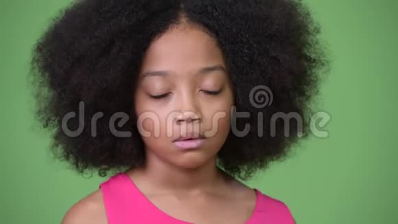 年轻可爱的非洲女孩非洲头发闭着眼睛放松视频的预览图