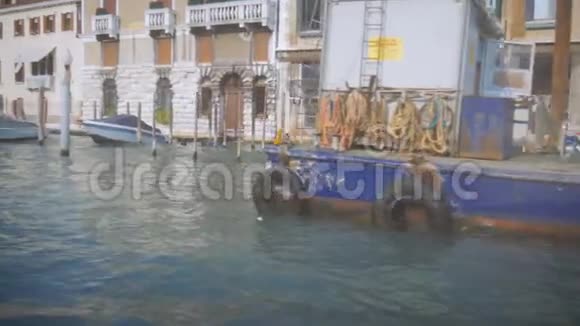 从水中看到大运河沿线的建筑物威尼斯晴天视频的预览图