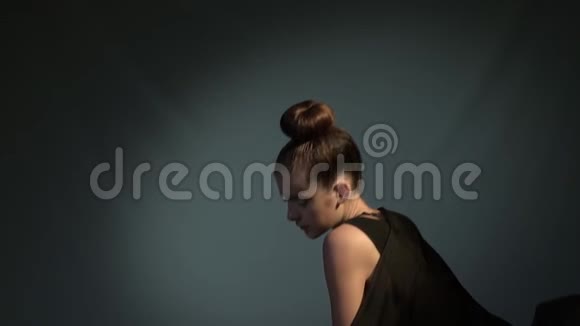 运动少女与黑色披肩跳舞慢动作视频的预览图